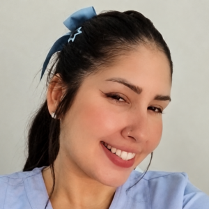selfie_sorridente_com_laço_azul